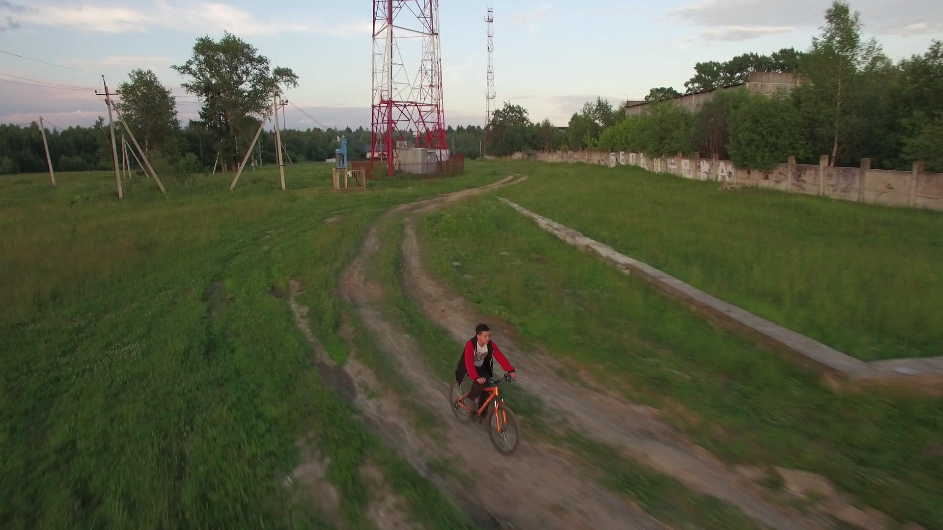 男孩在农村骑自行车的空中视线视频的预览图