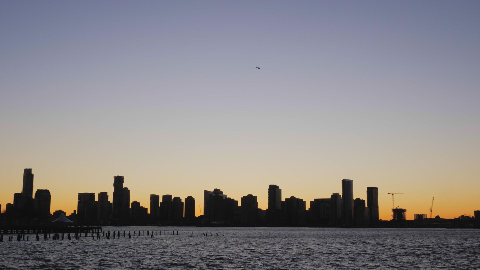 日落时直升机在泽西市上空视频的预览图