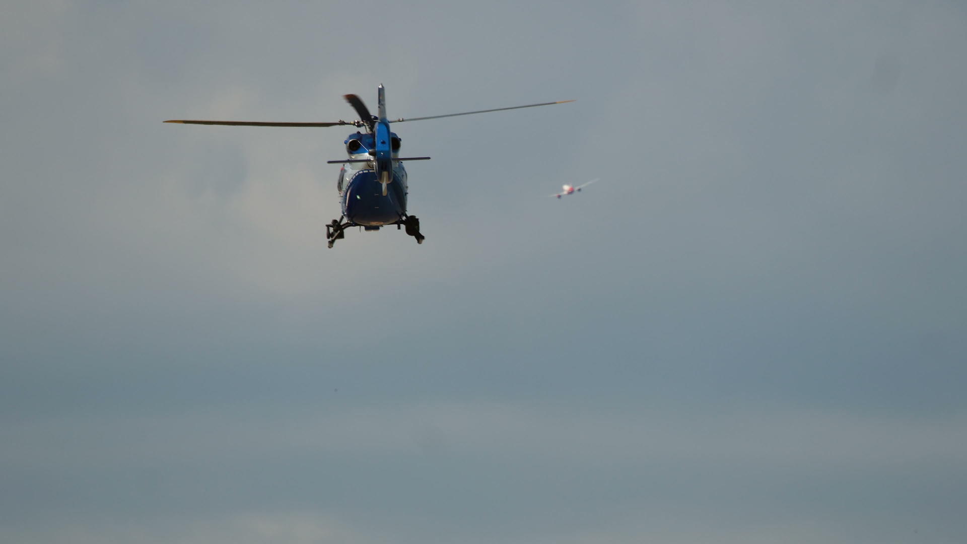 蓝色直升机起飞视频的预览图