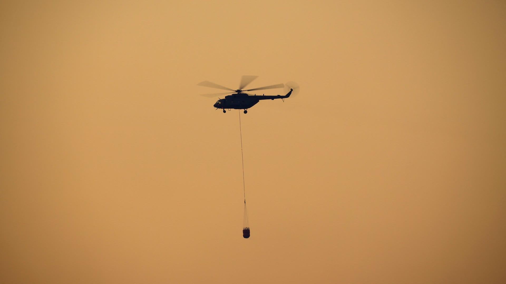 直升机林火灾的架式消防直升机视频的预览图