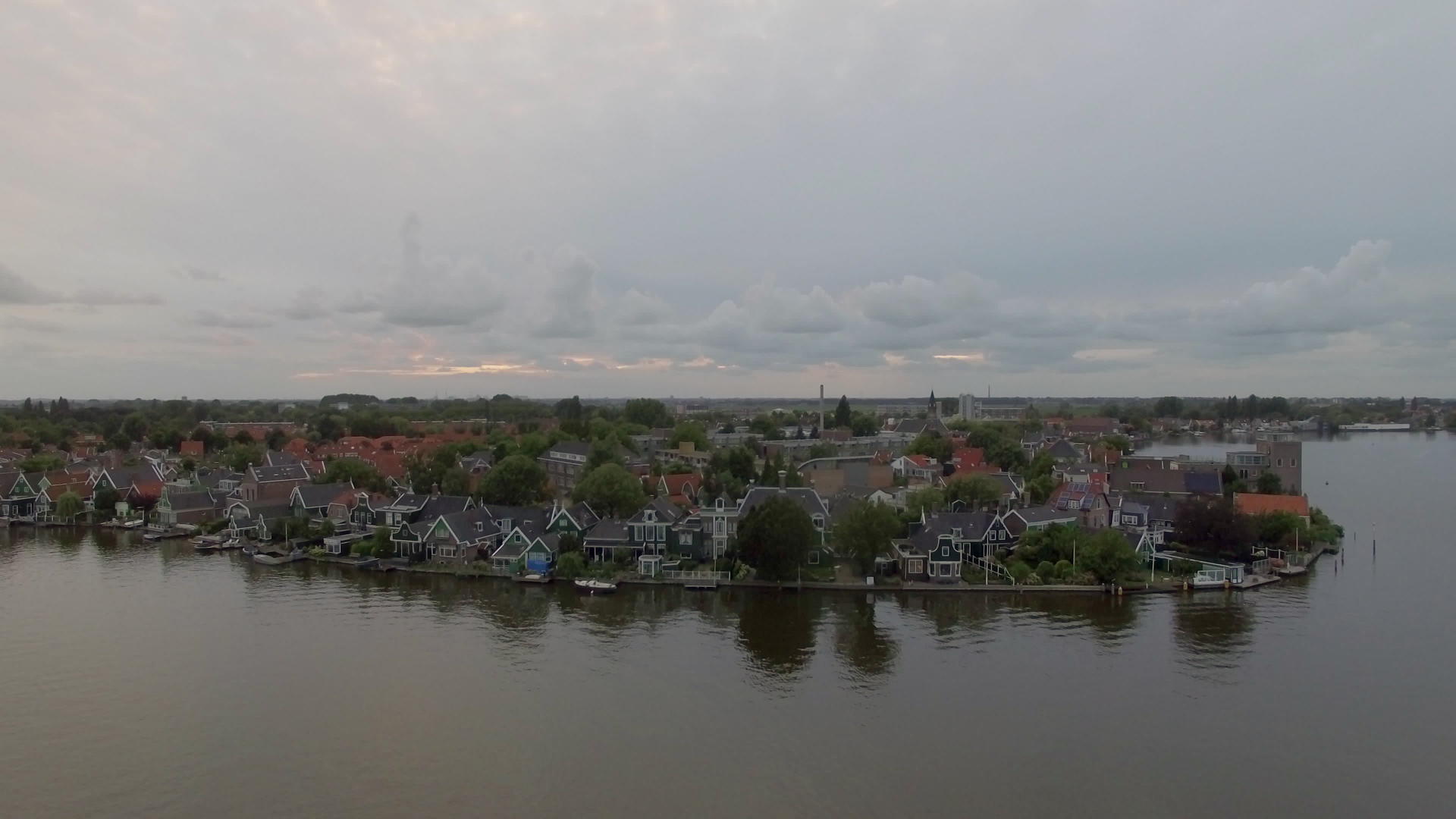 大陆河镇的空中直角视频的预览图