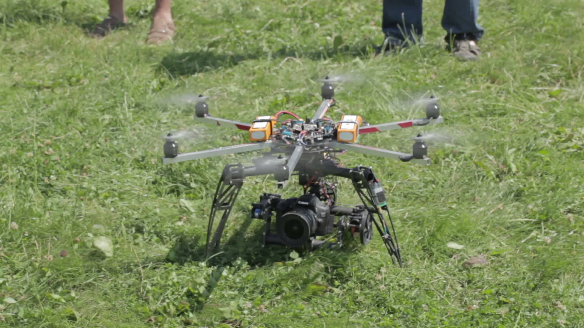 直升机用于空中摄影和录像视频的预览图