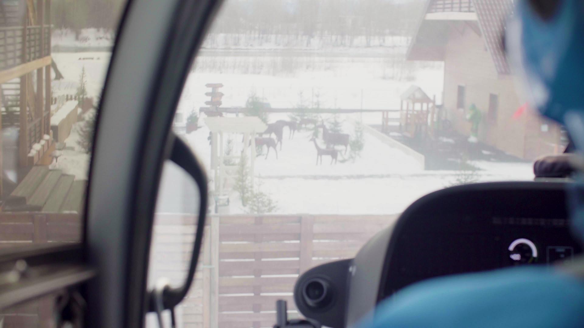 从滑雪小酒店起飞的直升机飞行员的角度来看直升机飞行员视频的预览图
