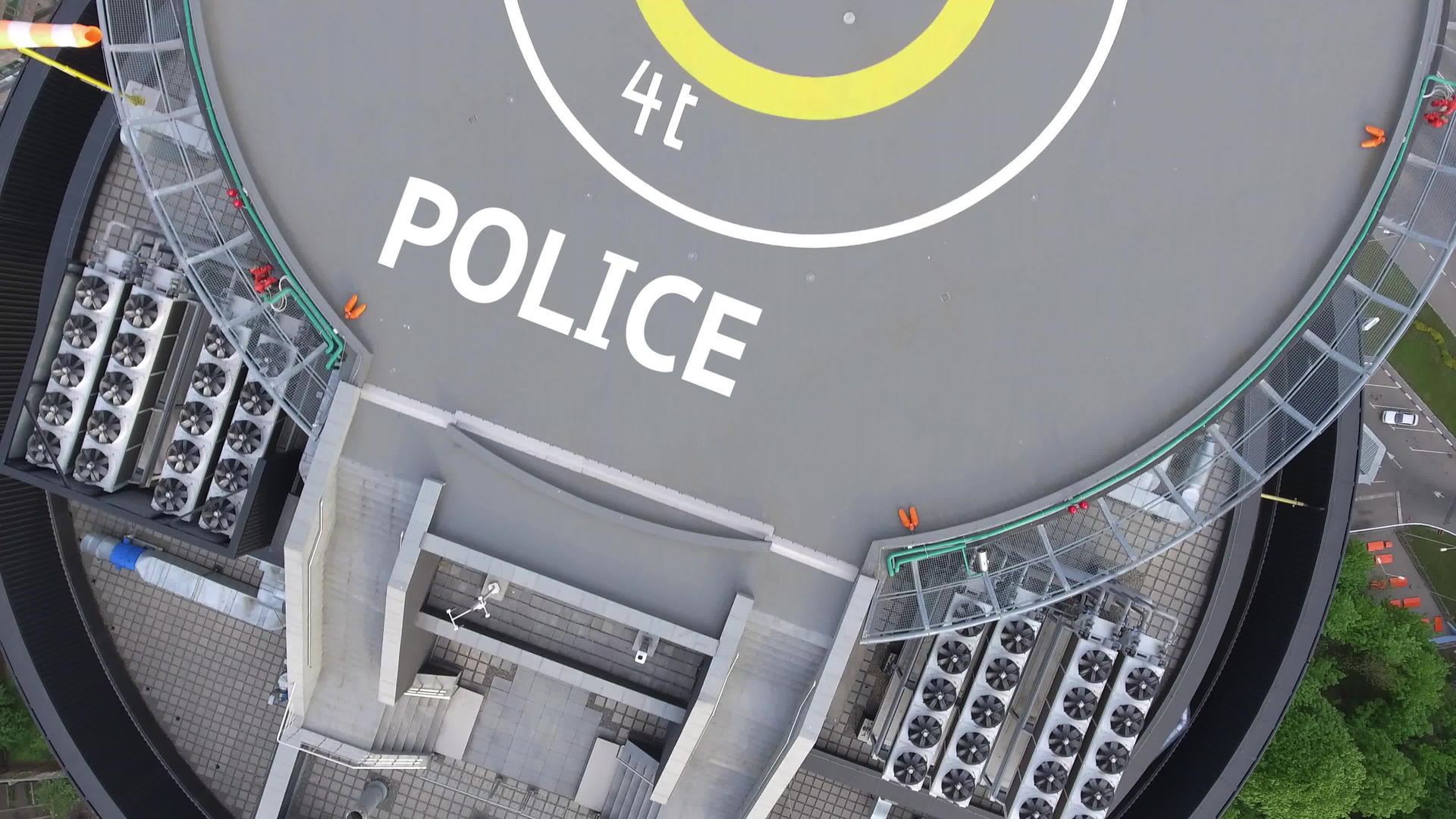 屋顶警察所的直升机停在屋顶上视频的预览图