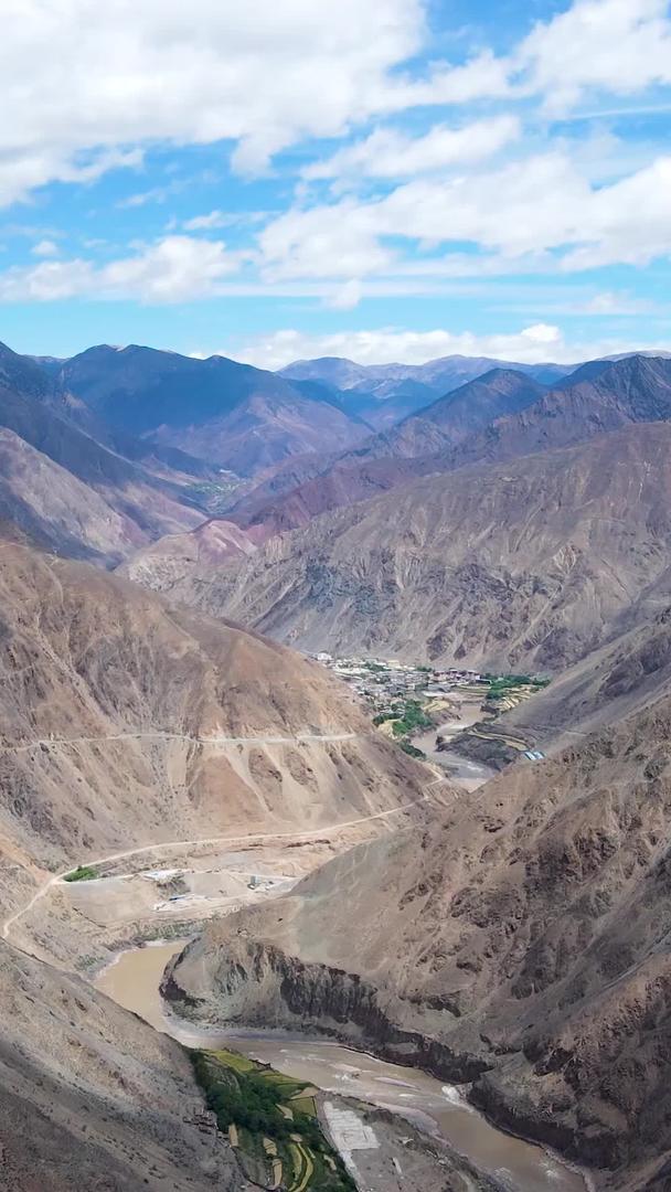 在峡谷陡峭山路上航拍车辆行驶视频的预览图