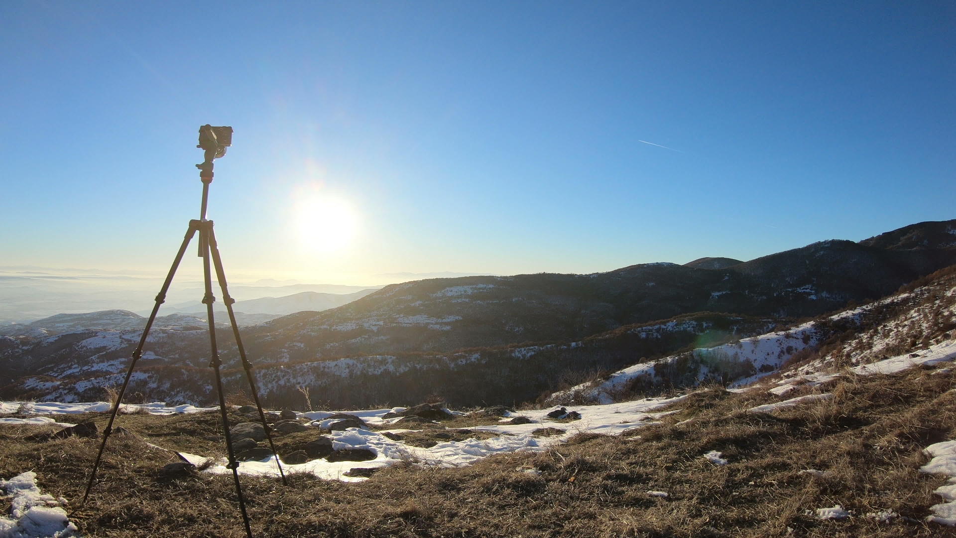 冬天日落时三脚架摄影师摄影师视频的预览图