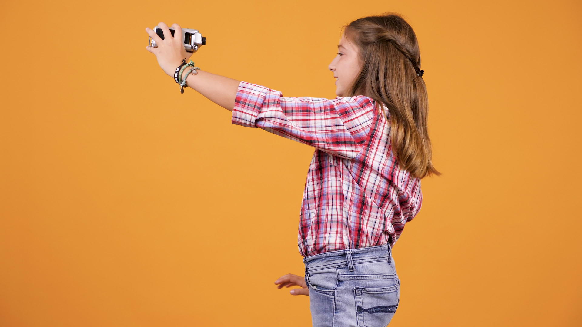 女孩用相机在她手上摇摆视频的预览图