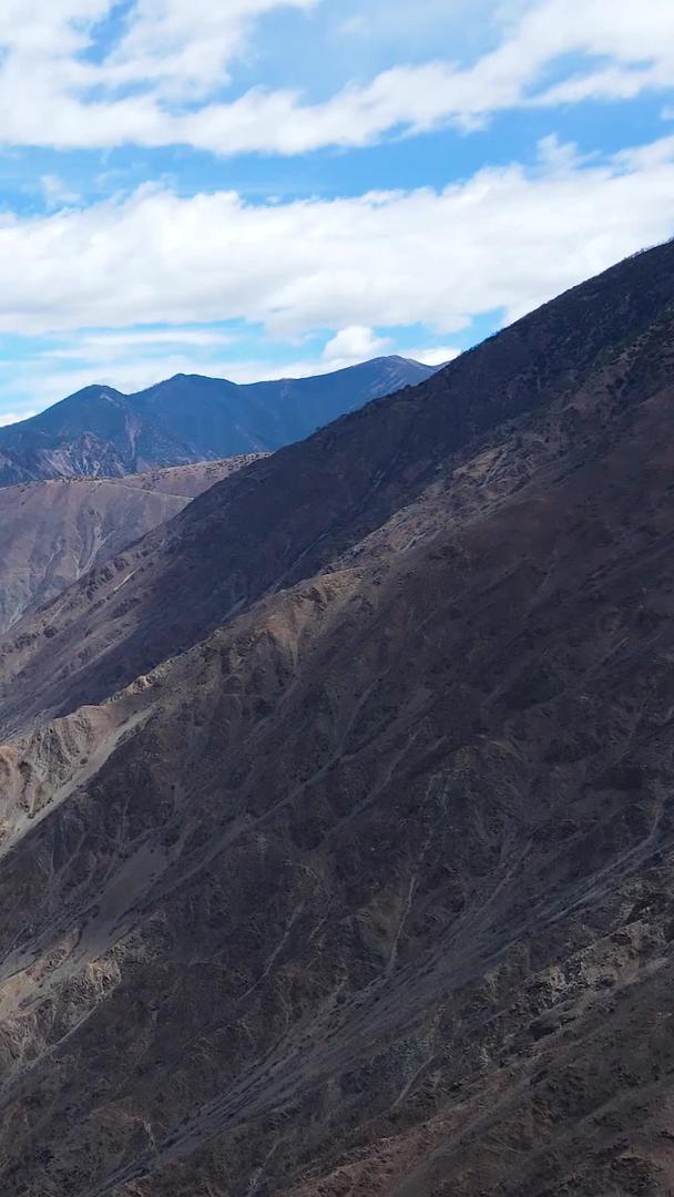 在峡谷陡峭山路上航拍车辆行驶视频的预览图