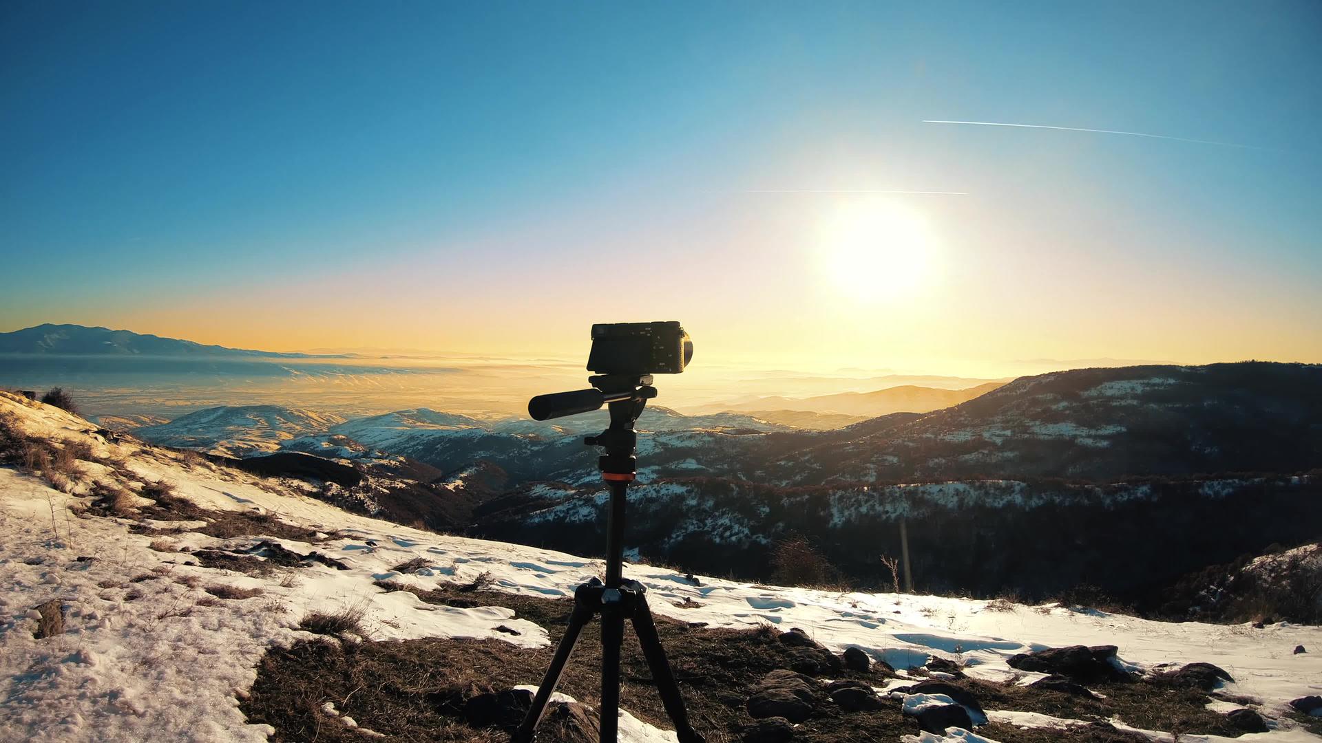 无镜照相机拍摄三脚架拍摄山冬日落时断时间视频的预览图