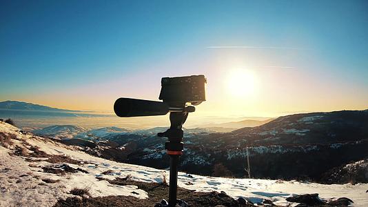 山顶覆盖着日落时的冬季积雪这是冬季积雪的高峰视频的预览图
