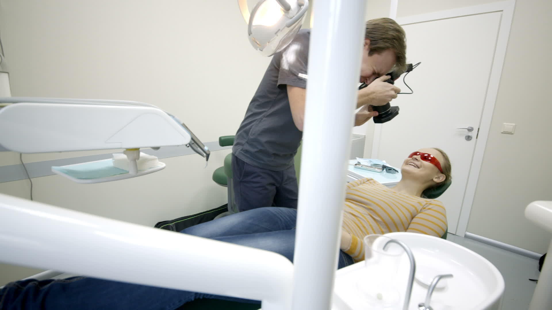 牙医给女人拍照时微笑视频的预览图