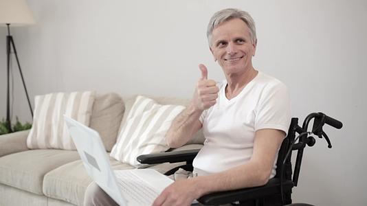 轮椅残疾人在医院使用膝盖电脑视频的预览图