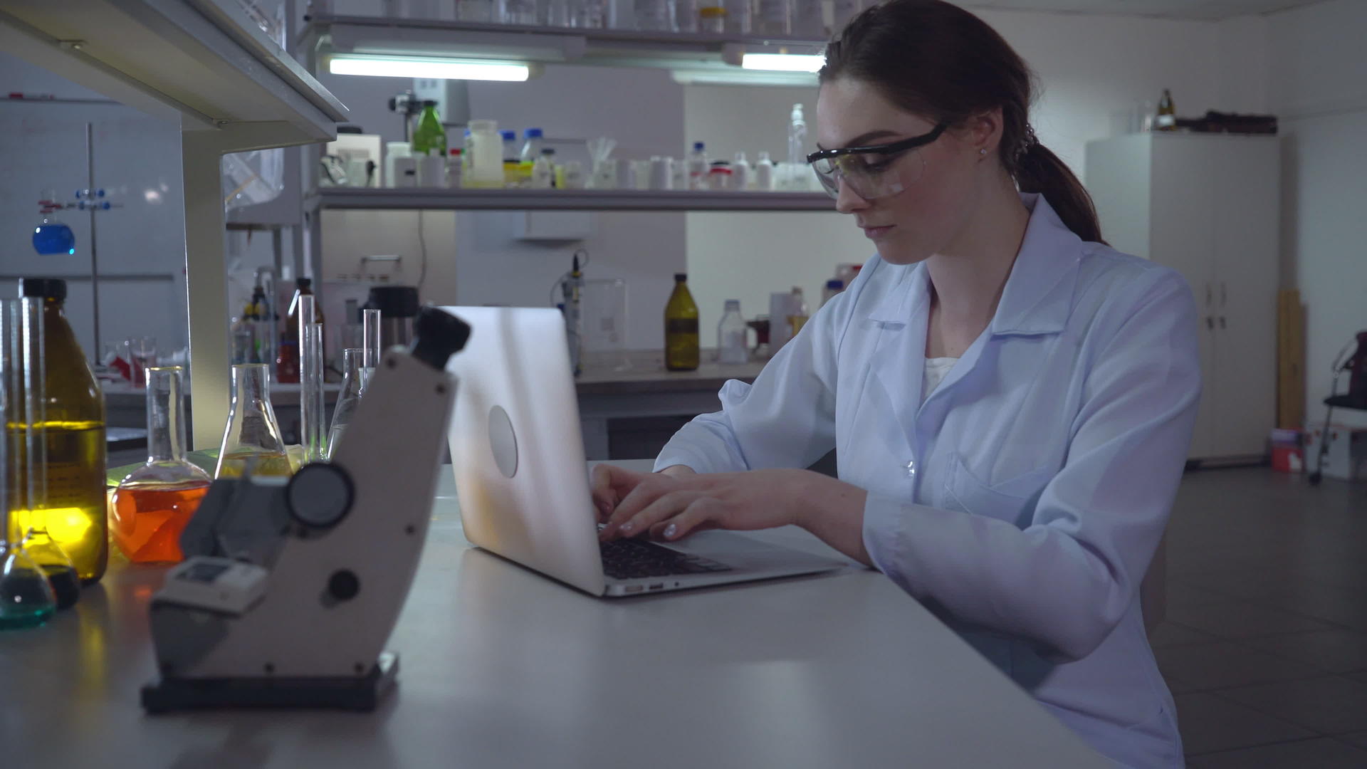 快乐的科学家肖像在实验室工作视频的预览图