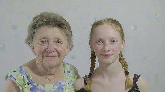一个女孩和她的孙子母亲的肖像视频的预览图