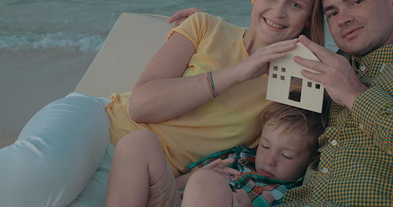 家庭模式作为房地产的概念视频的预览图