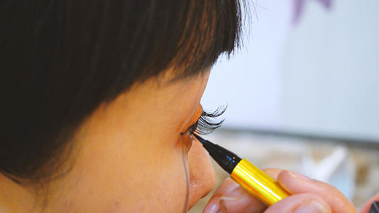 美妆的少女修饰眼线4k美颜素材视频的预览图