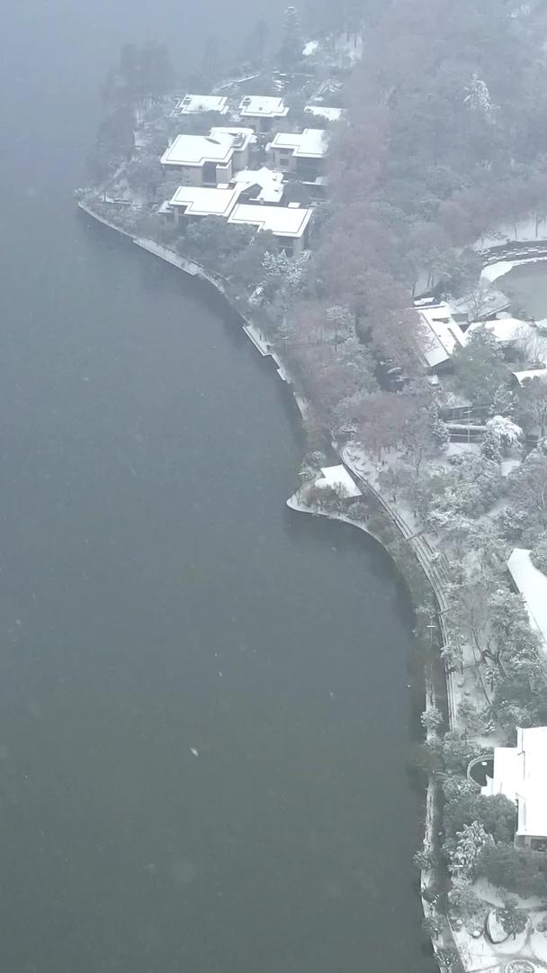 下雪天武汉东湖雪景下雪天视频的预览图