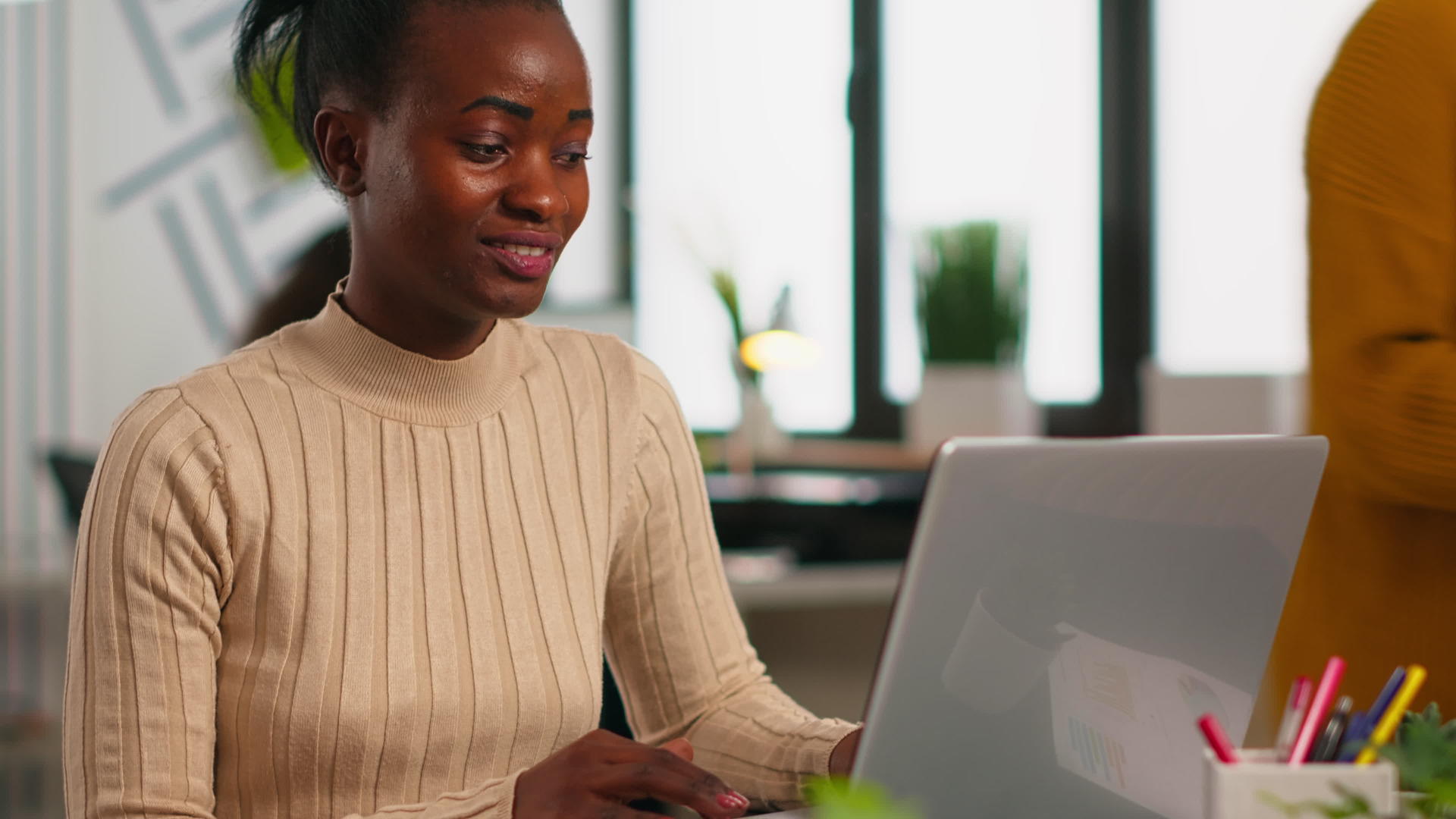 真正的非洲商业女性在笔记本电脑上读到好消息的肖像视频的预览图