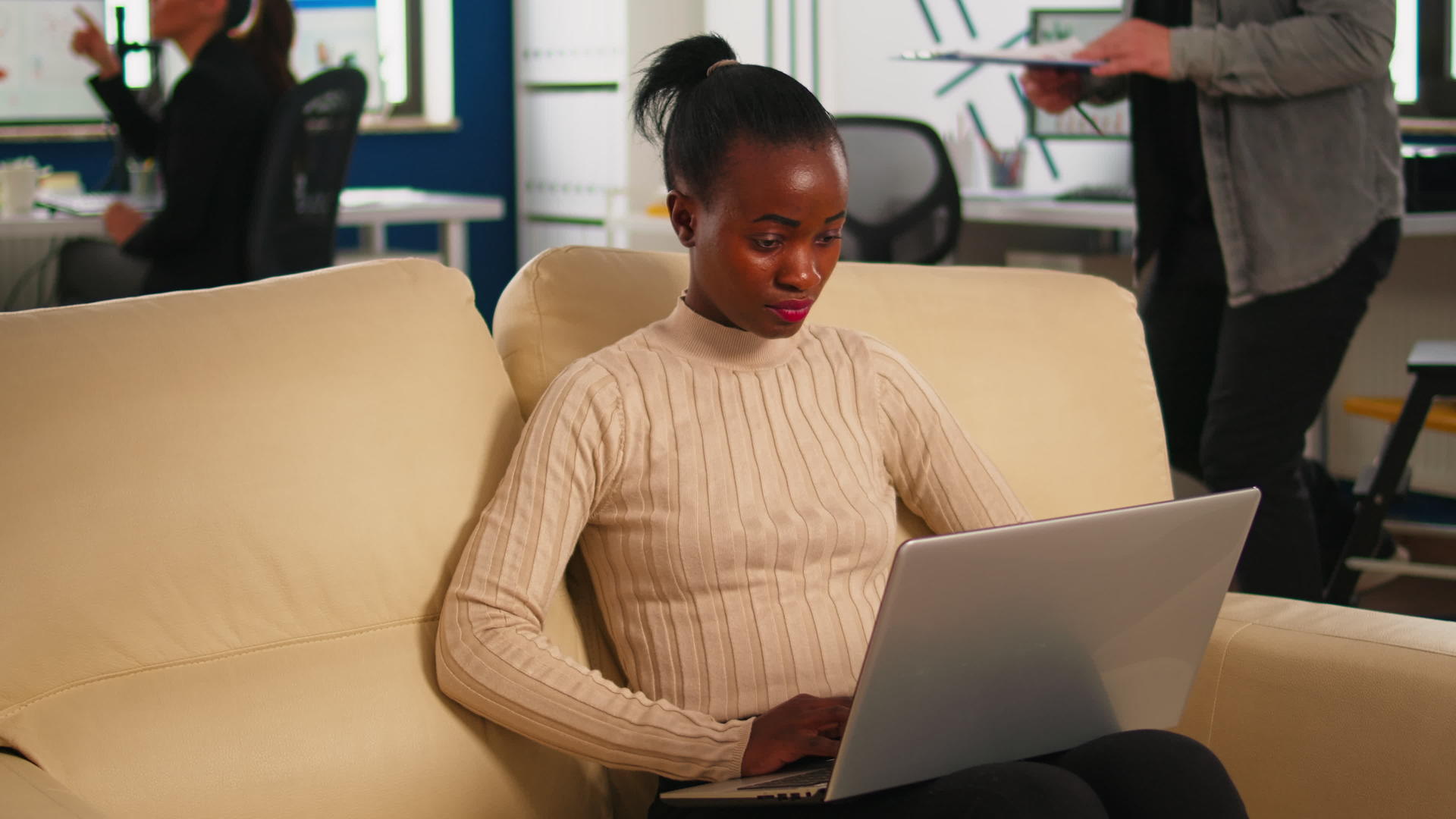 非洲商业女性用笔记本电脑打字回答视频的预览图