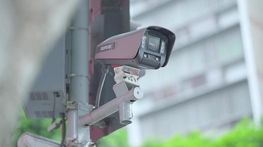 城市交通探头4k实拍监控安防设备视频的预览图