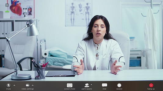 女医生与相机交谈提供在线医疗咨询视频的预览图
