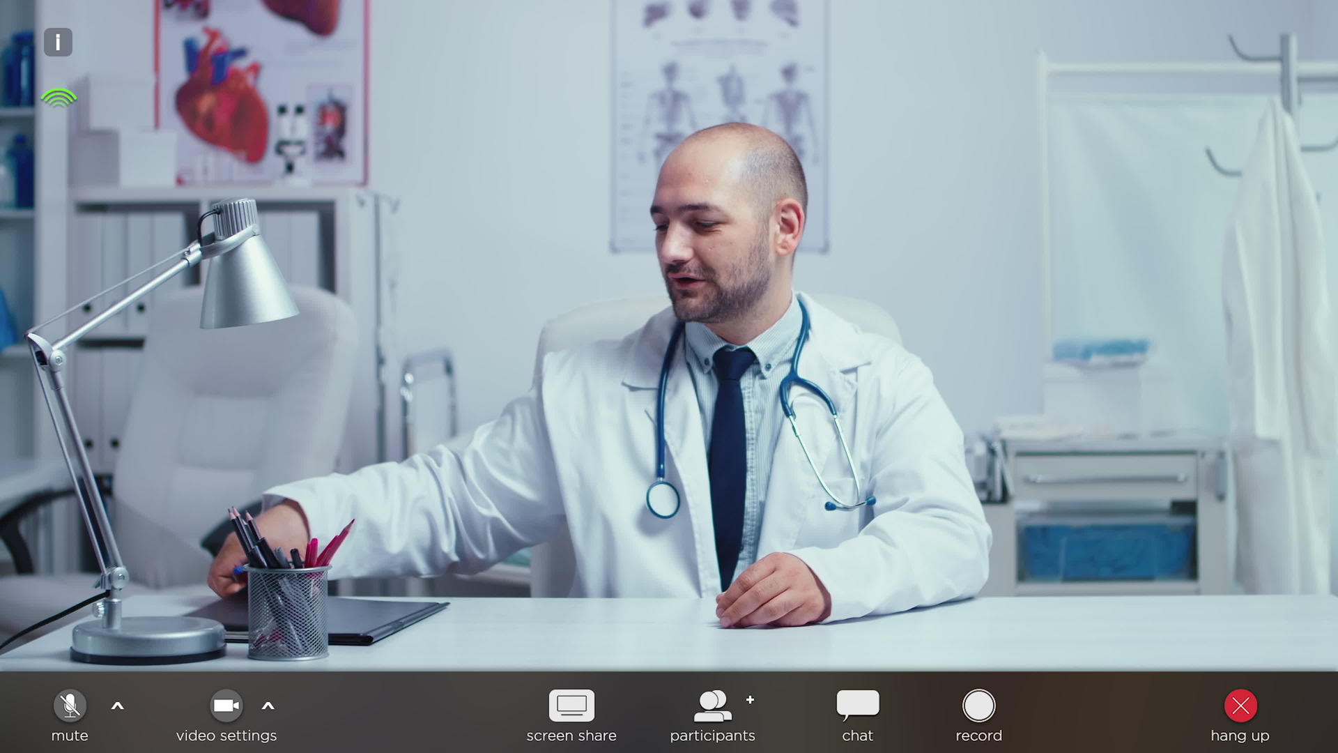执业医生从他的办公室提供在线医疗建议视频的预览图
