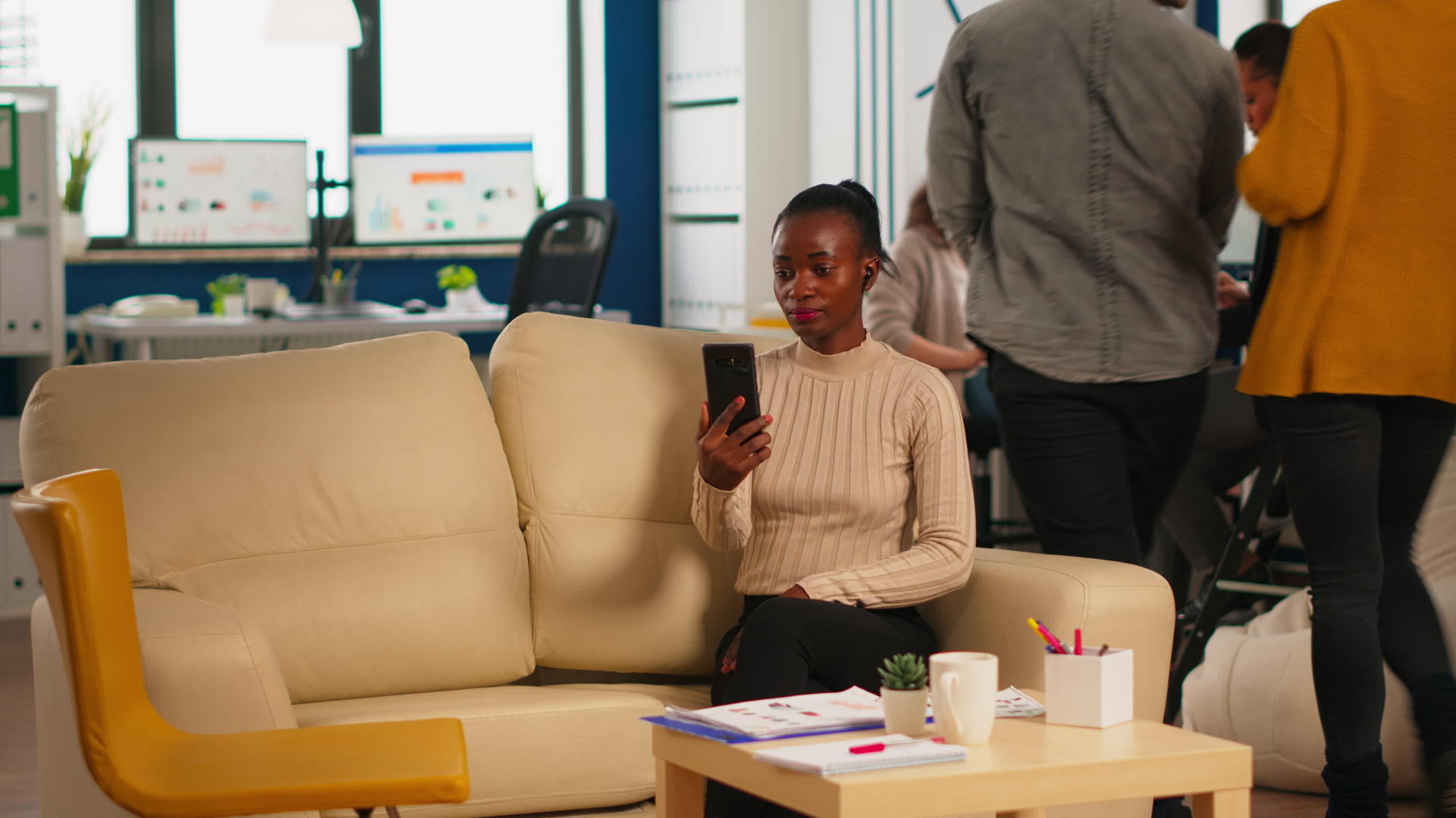 疲惫的黑人女性在与同事交谈时使用视频电话手持智能手机视频的预览图