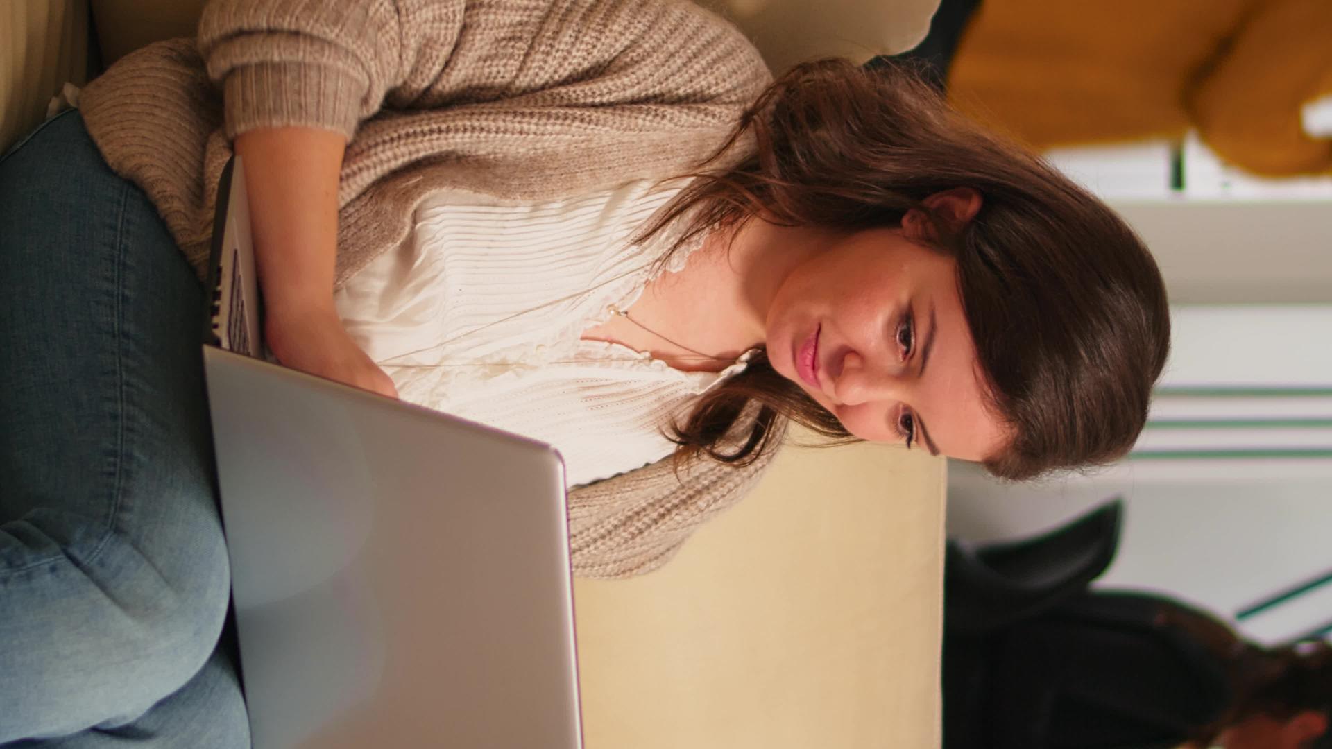 女经理坐在舒适的沙发休息区找笔记本电脑视频的预览图