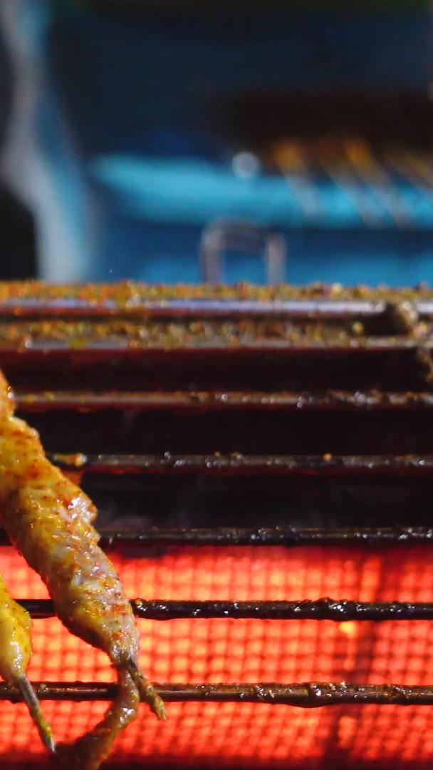 城市美食碳烤羊肉串美食小吃素材料视频的预览图