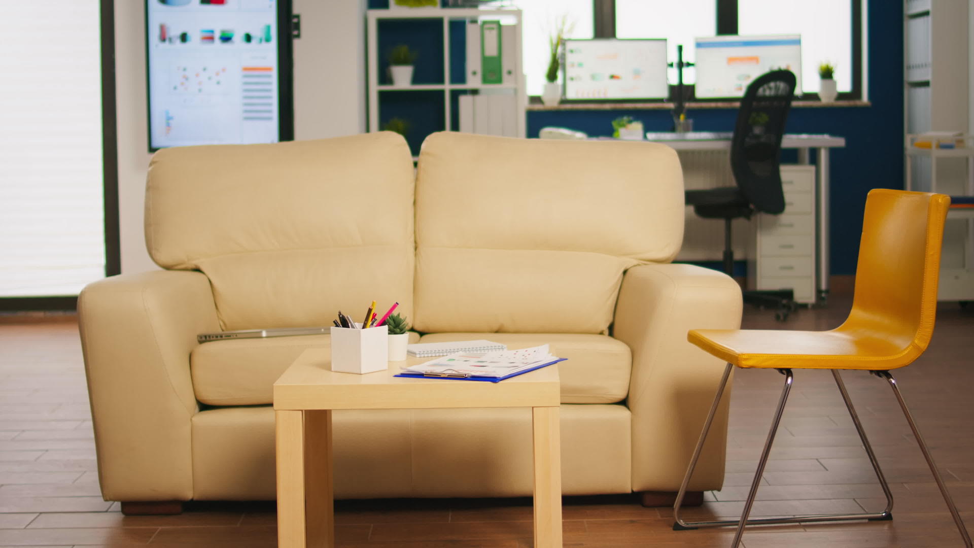 现代商业休息区内地有舒适的沙发视频的预览图