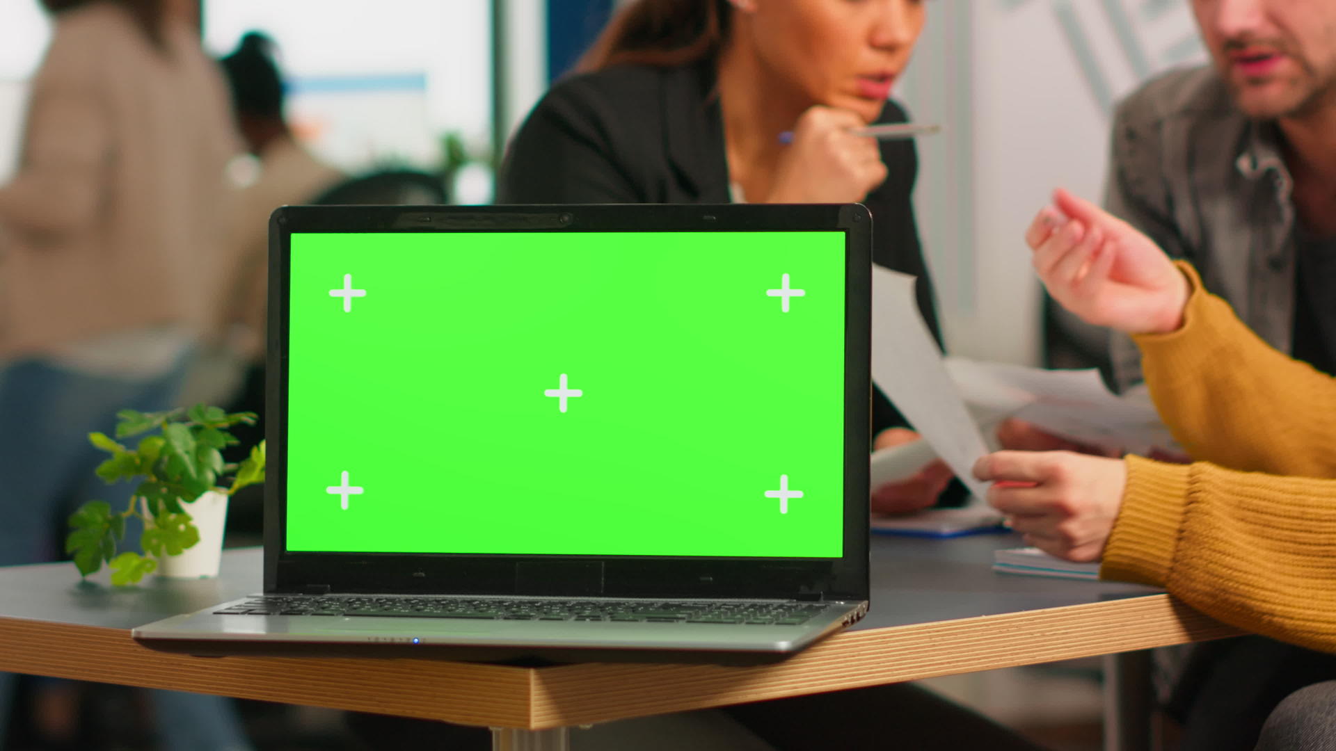 桌子上有绿色笔记本电脑绿屏用于演示视频的预览图