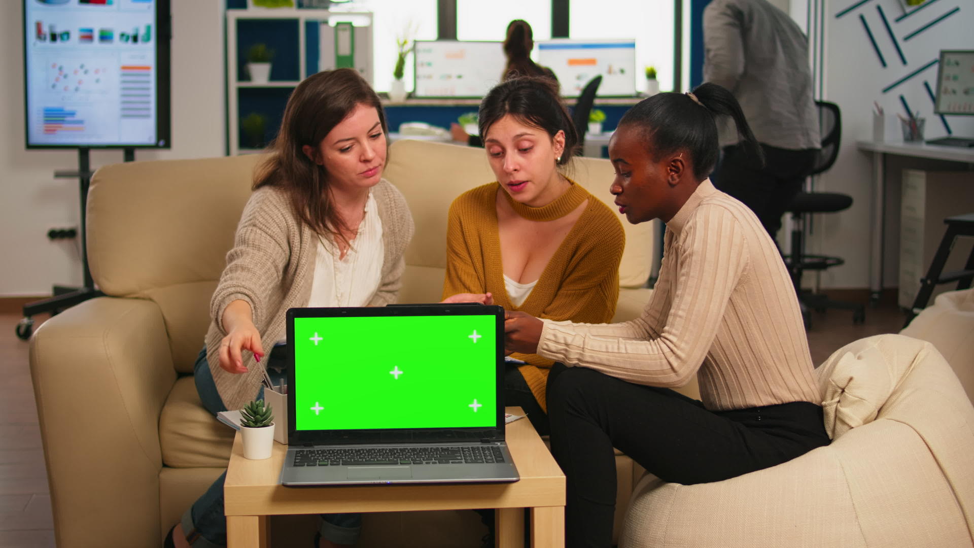 国际商务团队在模拟笔记本电脑的背面讲话视频的预览图