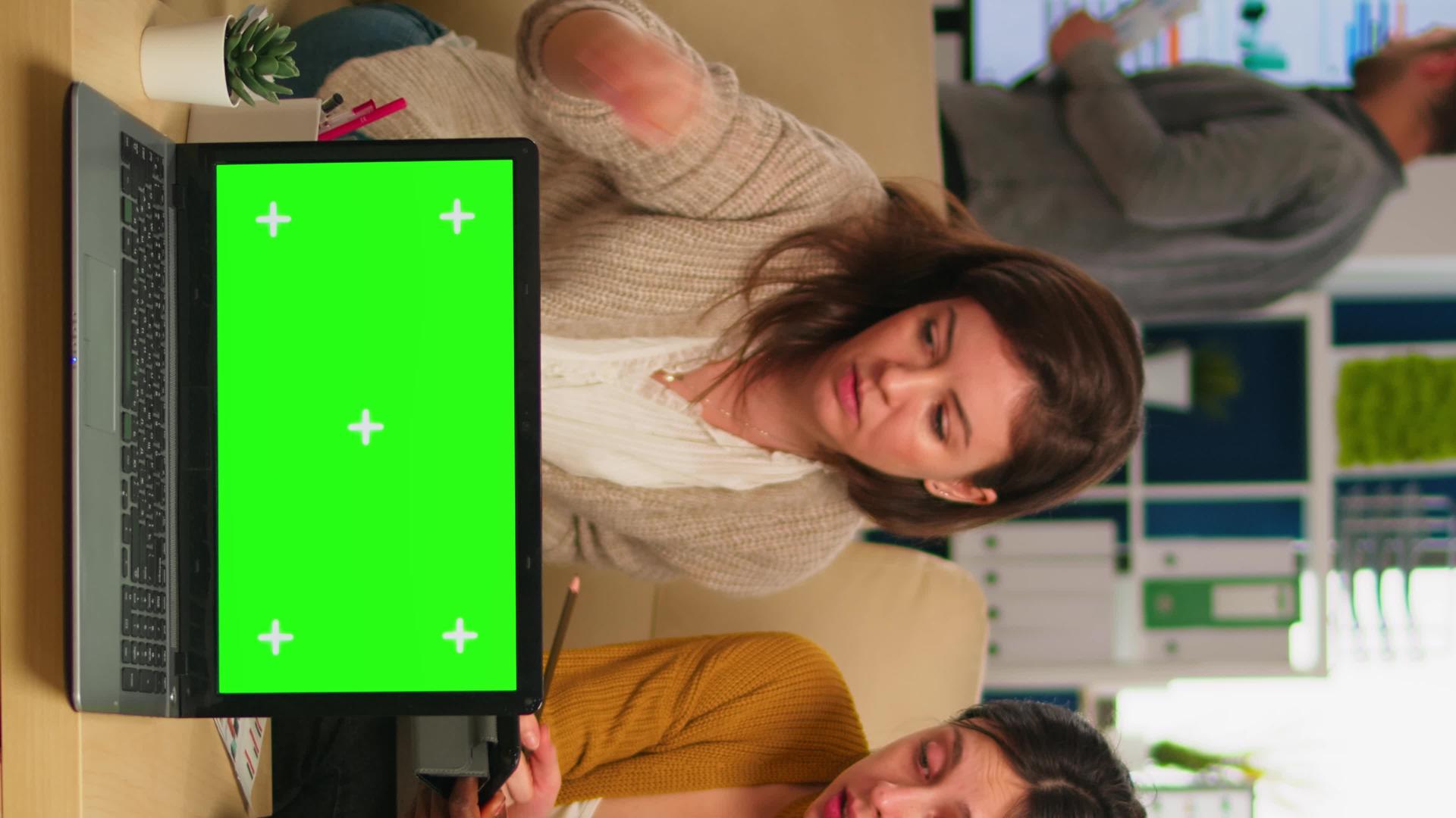 女商人在笔记本电脑后面用绿屏讨论视频的预览图