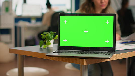 工商界使用绿屏坐在笔记本电脑后面分析财务报告视频的预览图