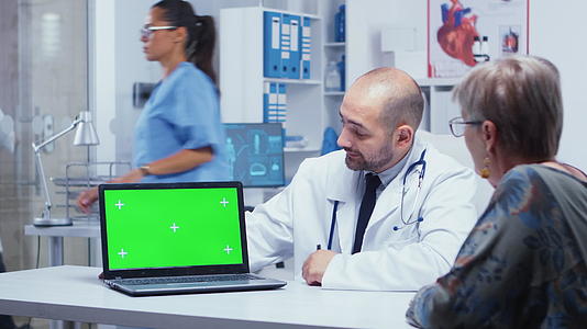 医生办公室绿屏笔记本电脑视频的预览图