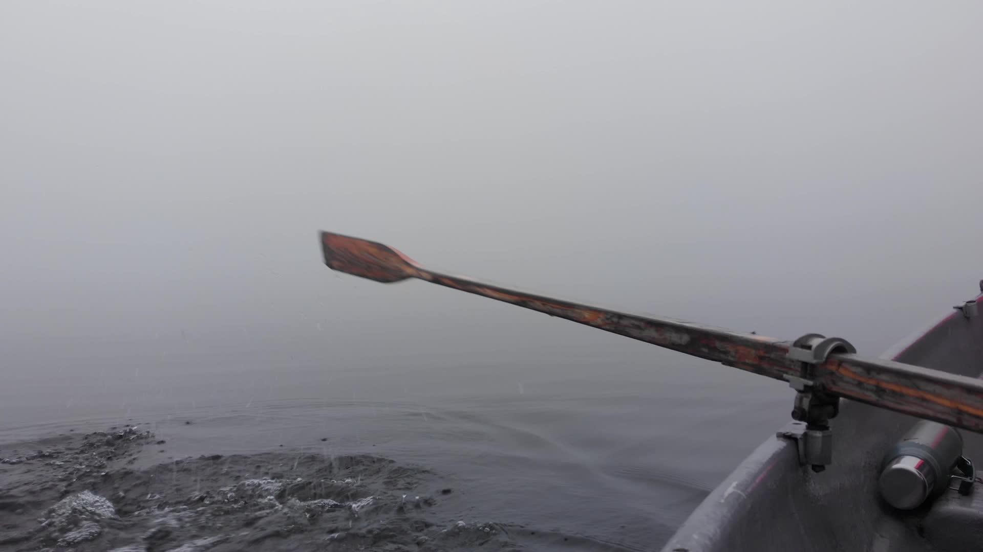 重雾船在芬兰湖上的雾船上视频的预览图