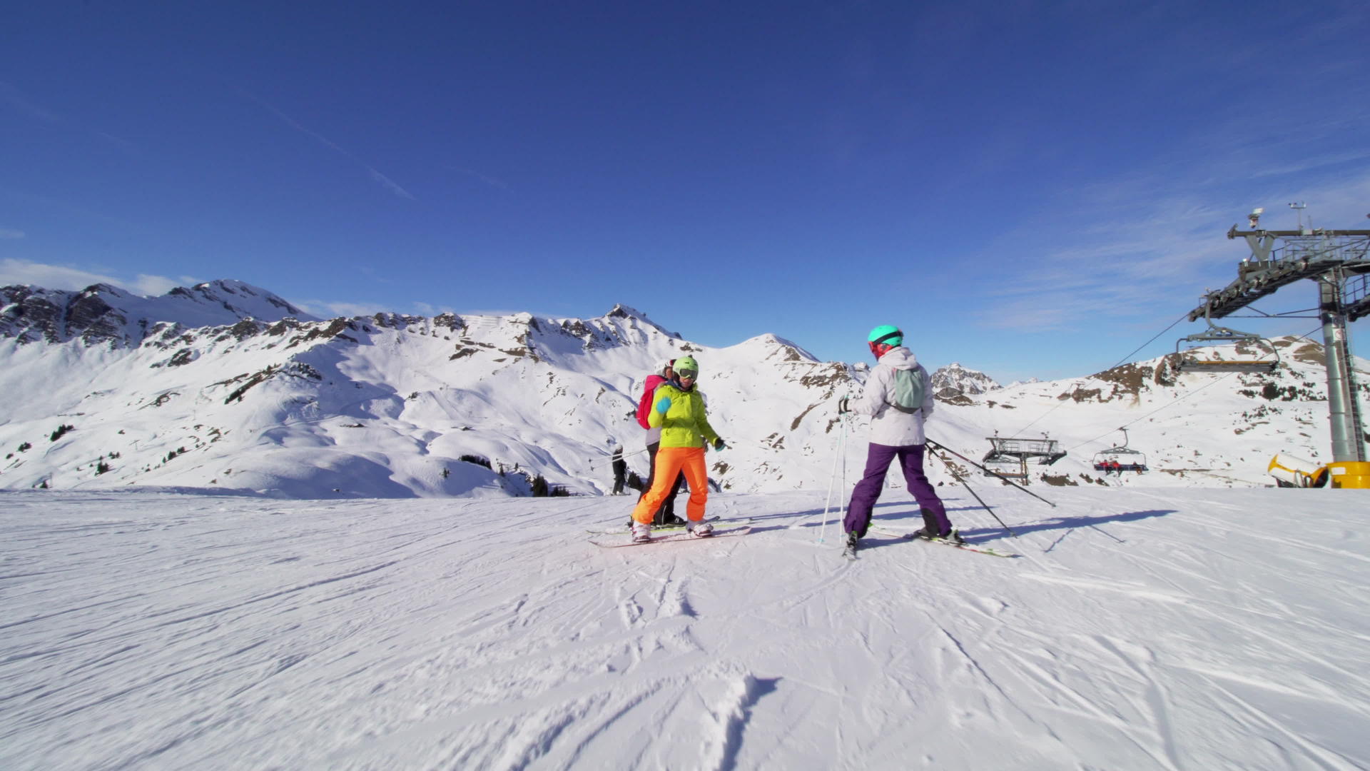 女孩准备在滑雪和滑雪板上滑坡视频的预览图