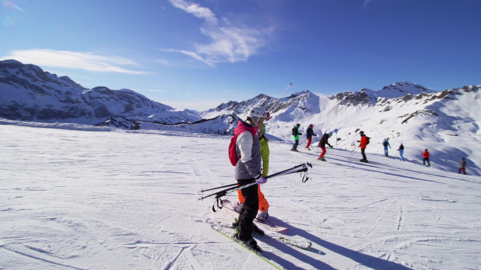 女孩准备在滑雪和滑雪板上滑坡视频的预览图