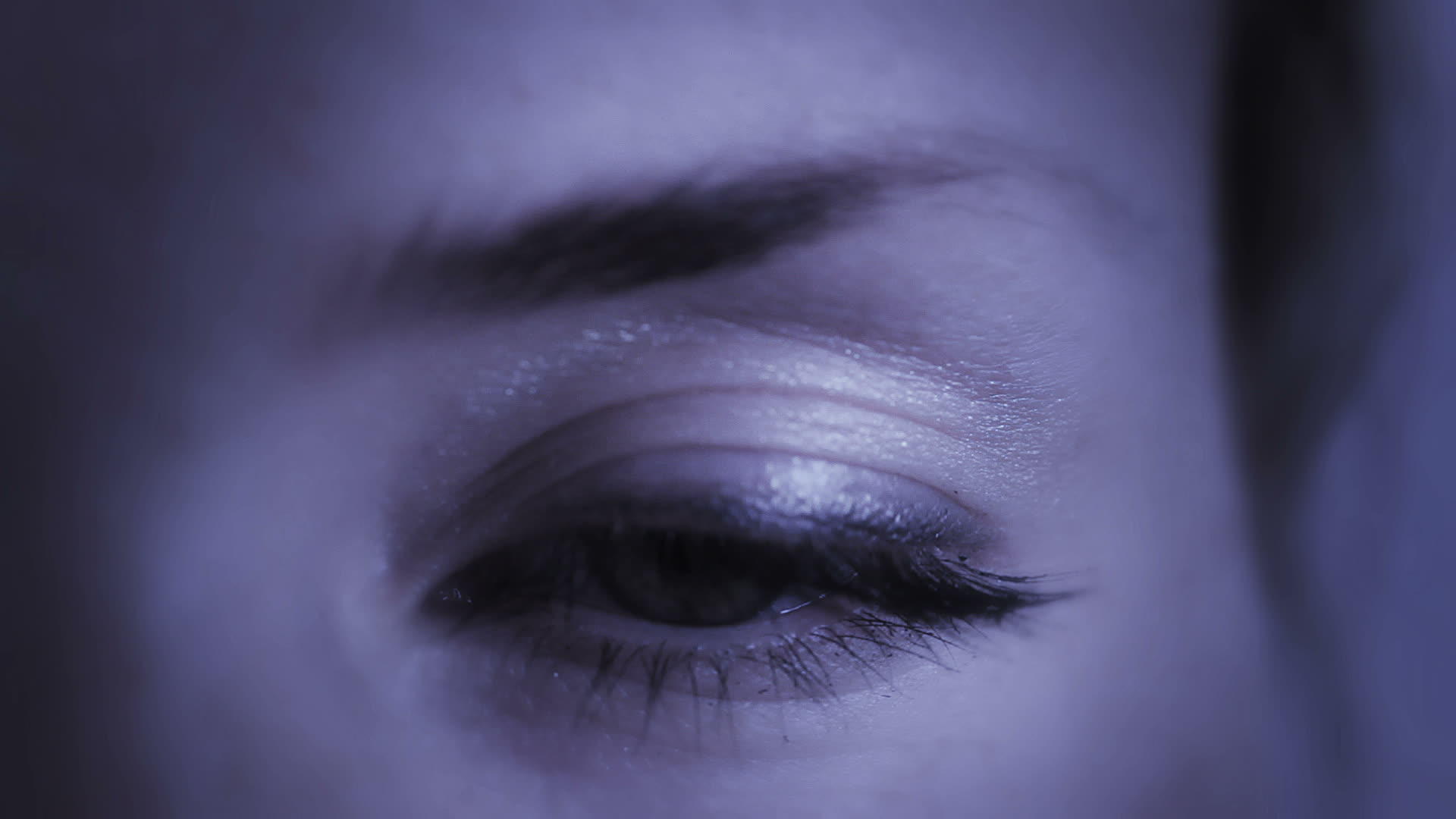 一个年轻女人的眼睛视频的预览图