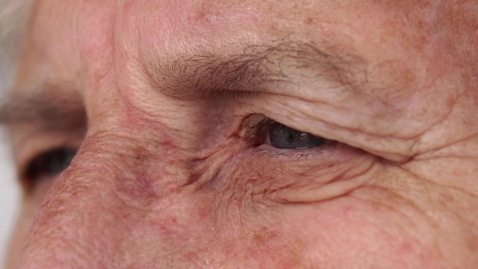 一位老年妇女的肖像是浅色的dof专注眼睛视频的预览图