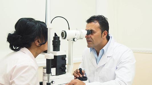 一位经验丰富的医生检查了用于检测患者视力的设备视频的预览图