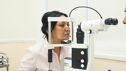 患者使用特殊的眼部检查器视频的预览图
