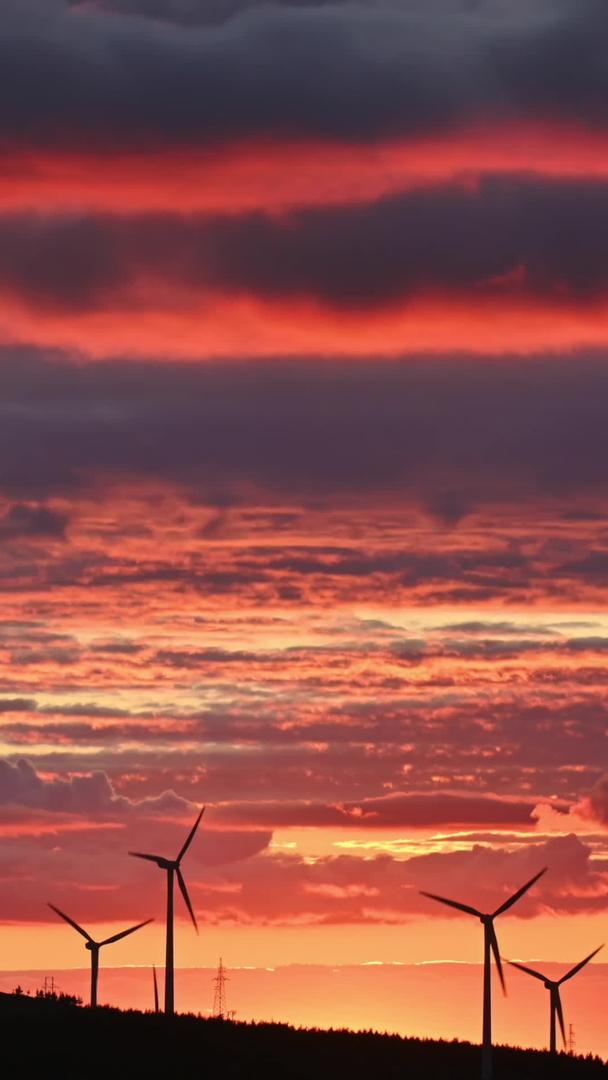 风车发电器的夕阳视频的预览图