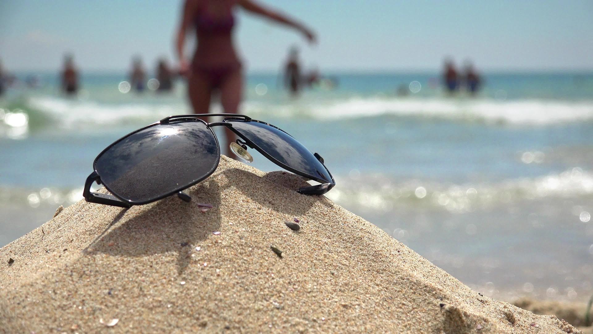 在天堂的热带海滩戴太阳镜有松绿海假日背景视频的预览图