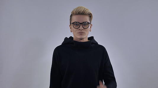 年轻时尚男士戴眼镜视频的预览图