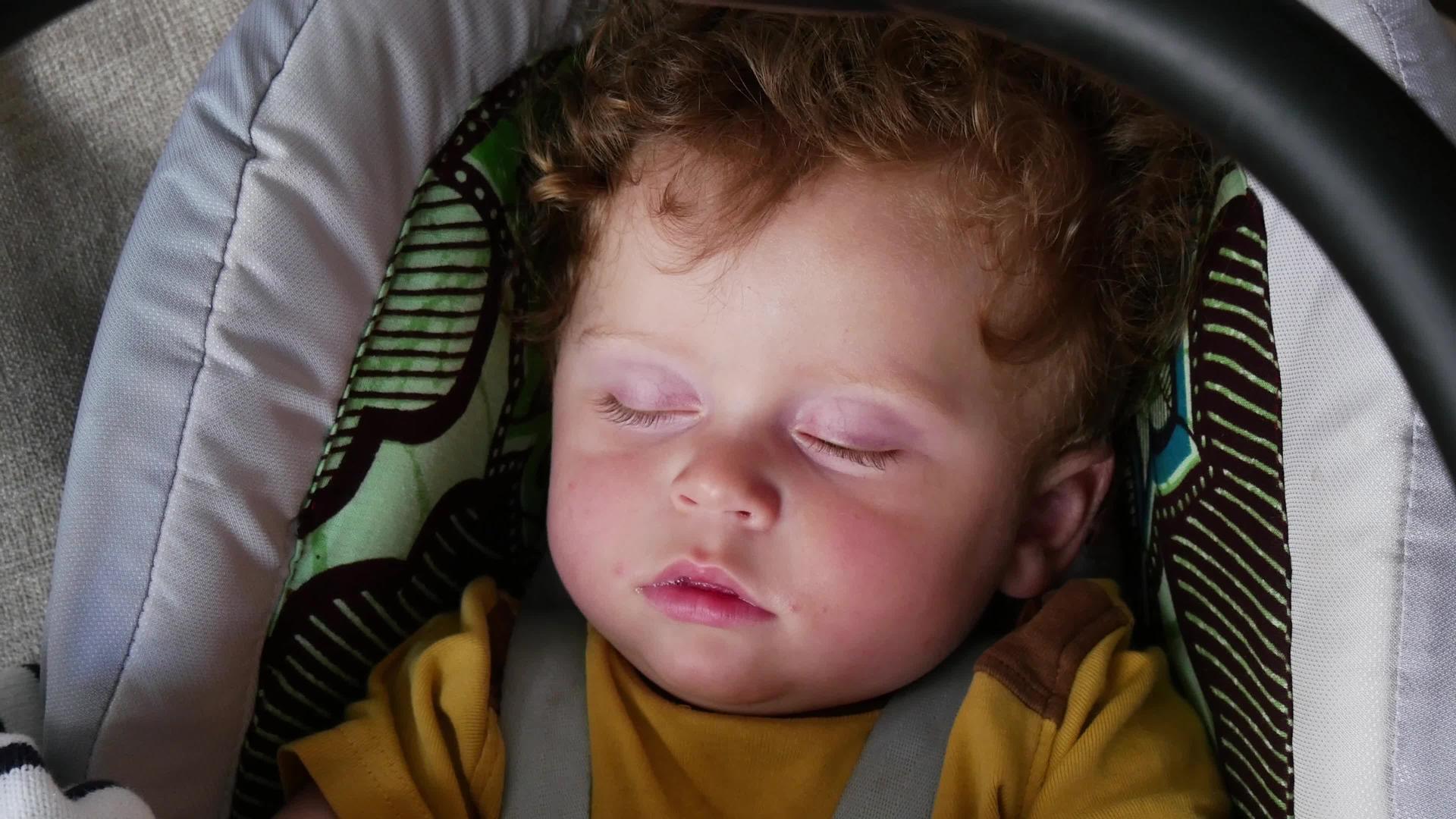 一个小男孩睡觉的肖像视频的预览图