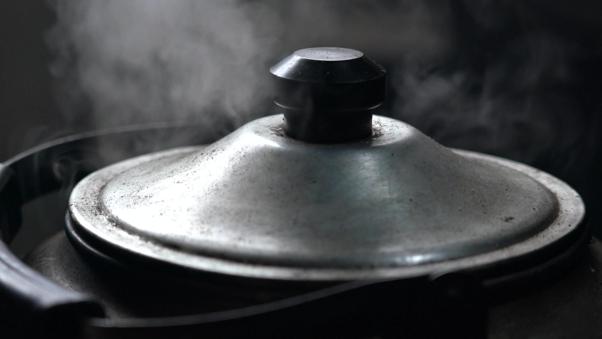 4K农村铝制水壶冒烟蒸汽传统烧水升格视频视频的预览图