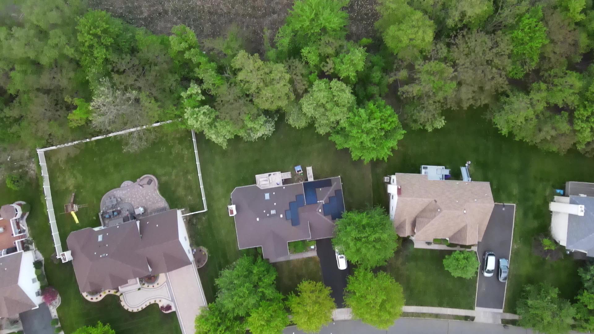 城市地貌的屋顶来自高郊区附近的一个小镇视频的预览图