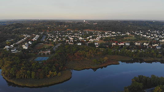 沿河的一个小镇和秋天风景下的私人住宅建筑之间的居民区视频的预览图