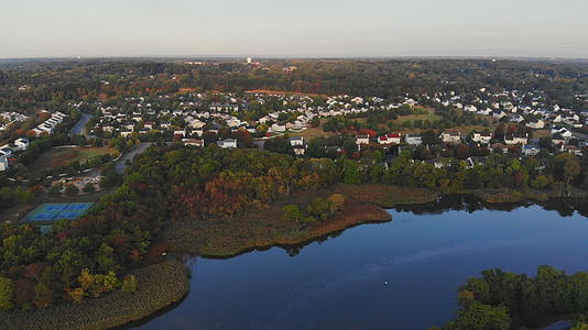 沿河的城市区域与秋季风景中的私人房屋视频的预览图